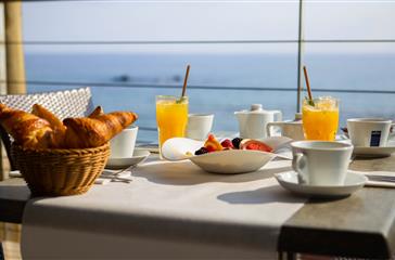 prima colazione al al ristorante in riva al mare bagheera in corsica