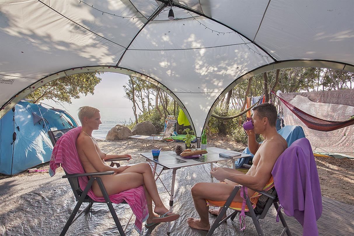 Centro di vacanze naturista con piazzole per tenda in Corsica