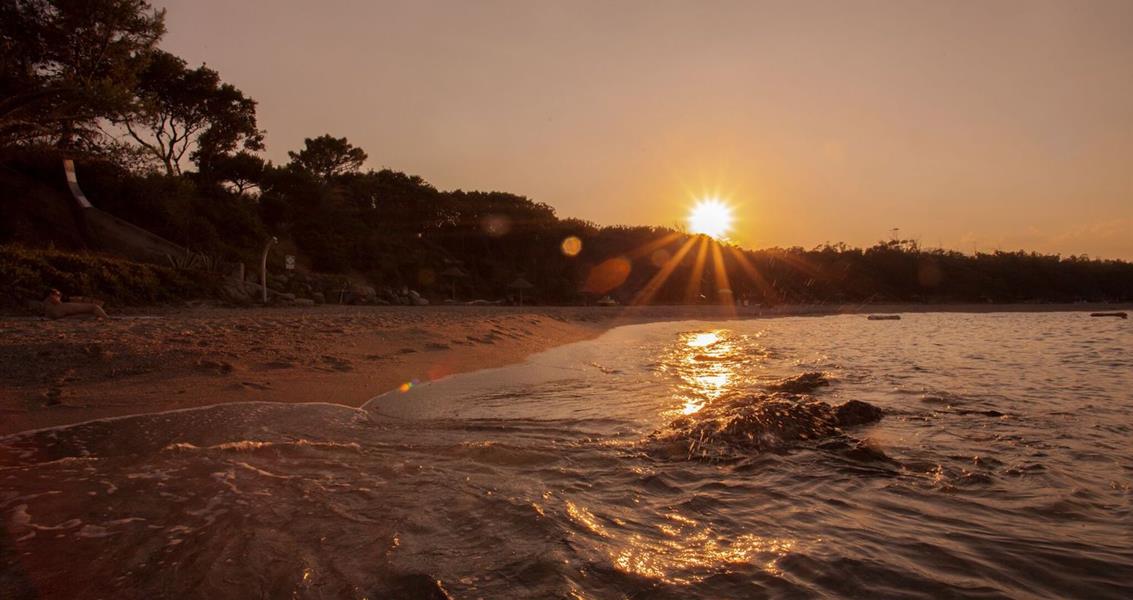 Centro di vacanze naturiste in riva al mare in Corsica Bravone