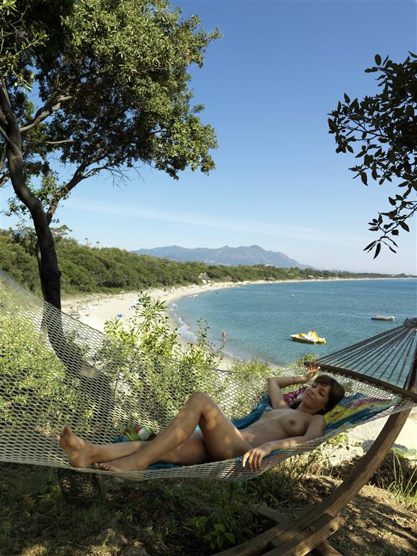 Una zona vergine, con i piedi in acqua, residence vacanze naturista Linguizzetta