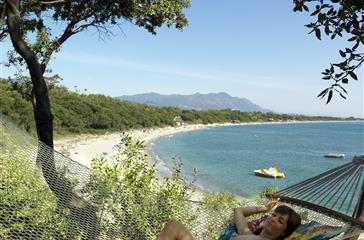 Una zona vergine, con i piedi in acqua, residence vacanze naturista Linguizzetta