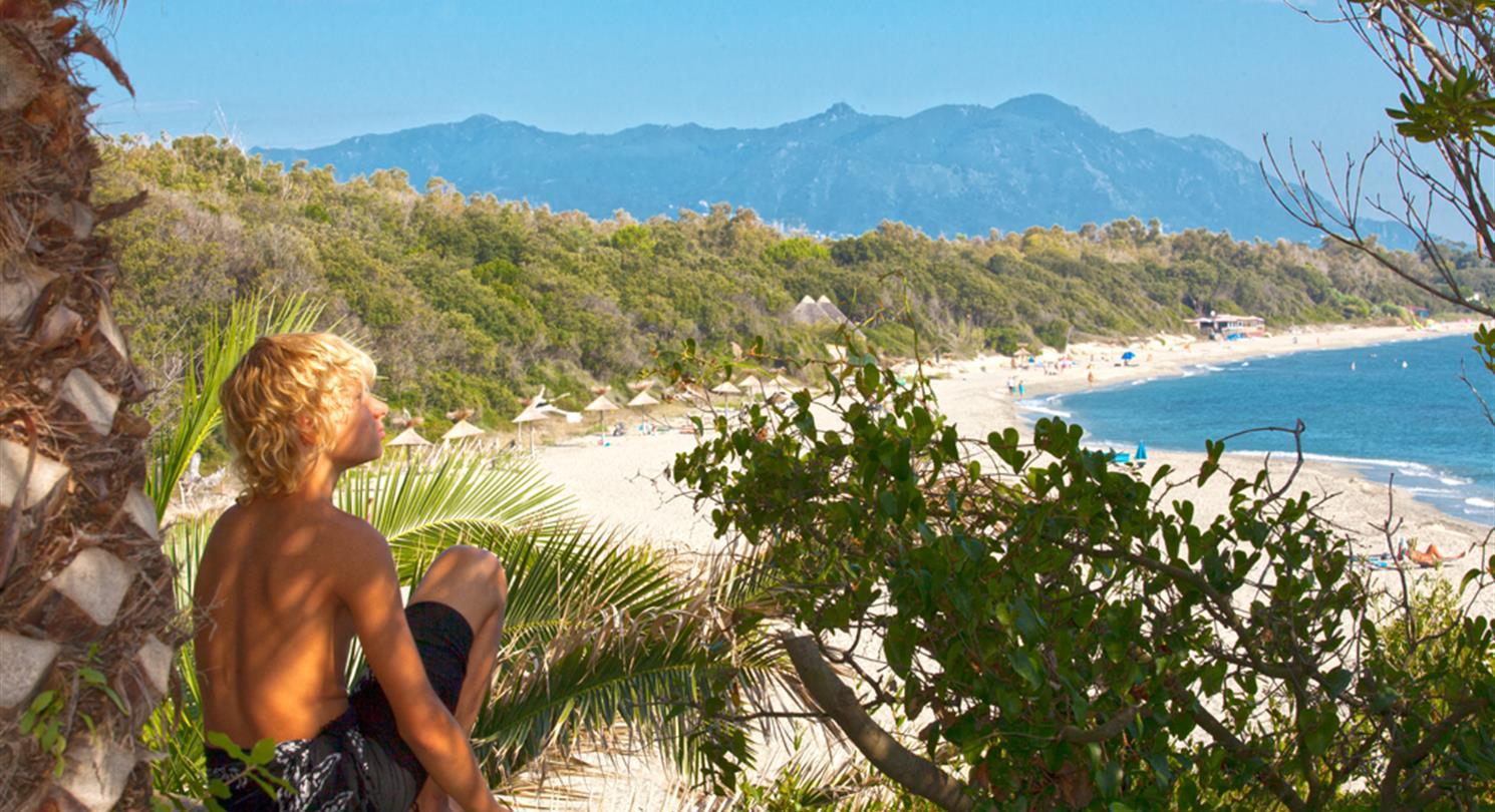 Spiaggia naturista Corsica del villaggio vacanze, una delle più estese spiagge naturiste in Francia