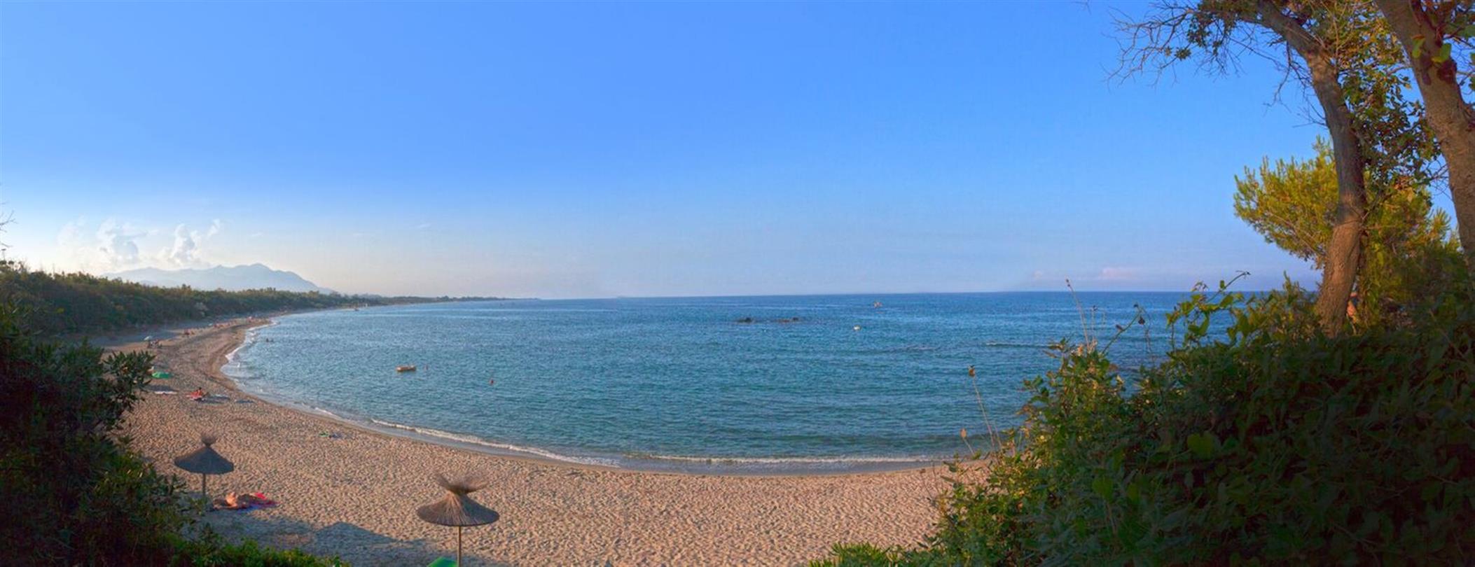 Spiaggia naturista Corsica del villaggio vacanze, una delle più estese spiagge naturiste in Francia