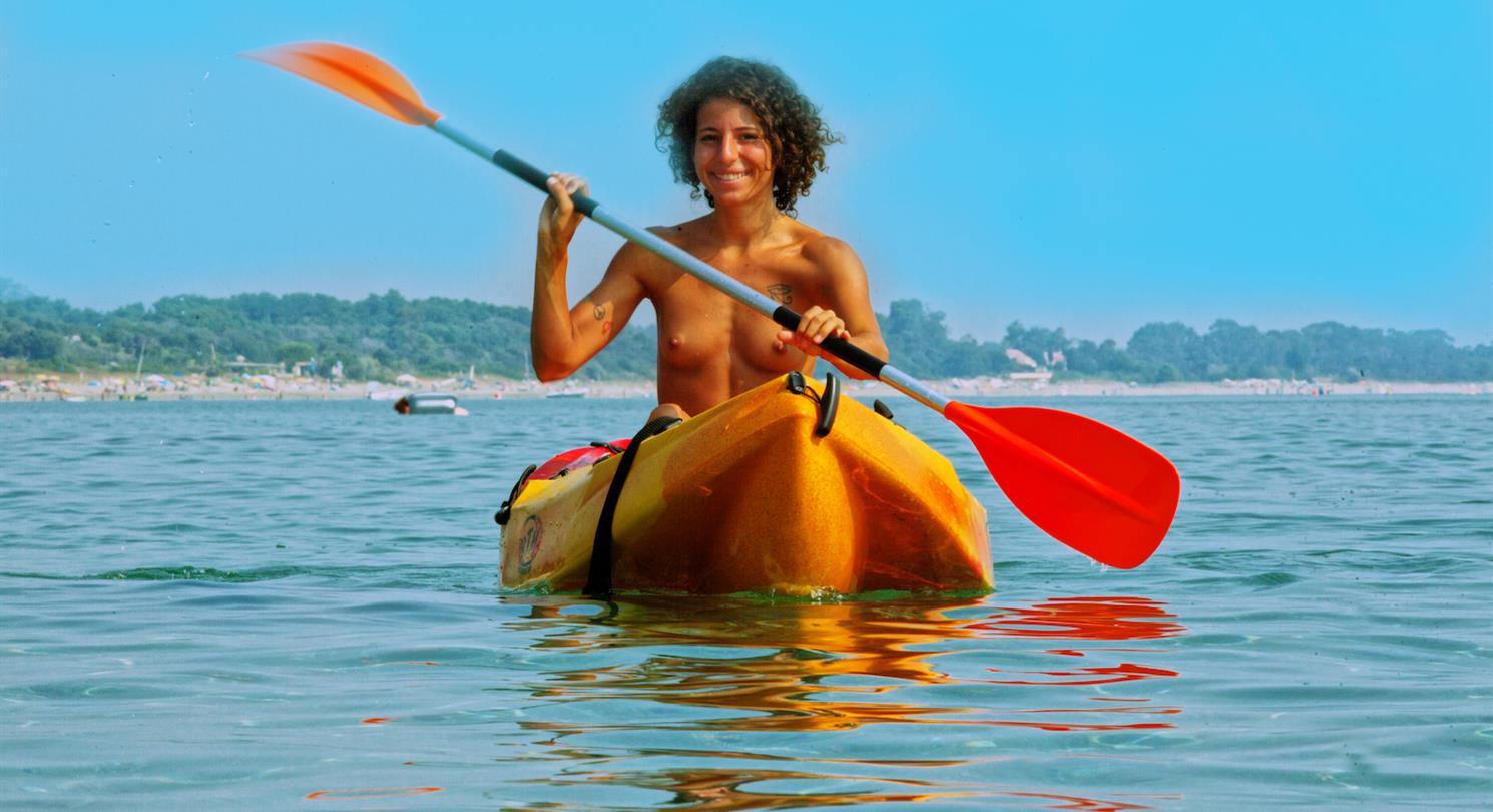 Kayak di mare nel campeggio naturista corso vicino alle spiagge naturiste