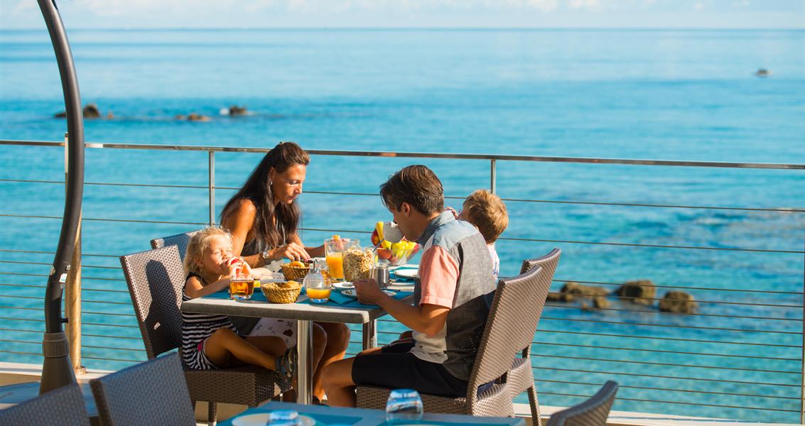 Prima colazione al ristorante in riva al mare del campeggio 4 stelle di Bagheera