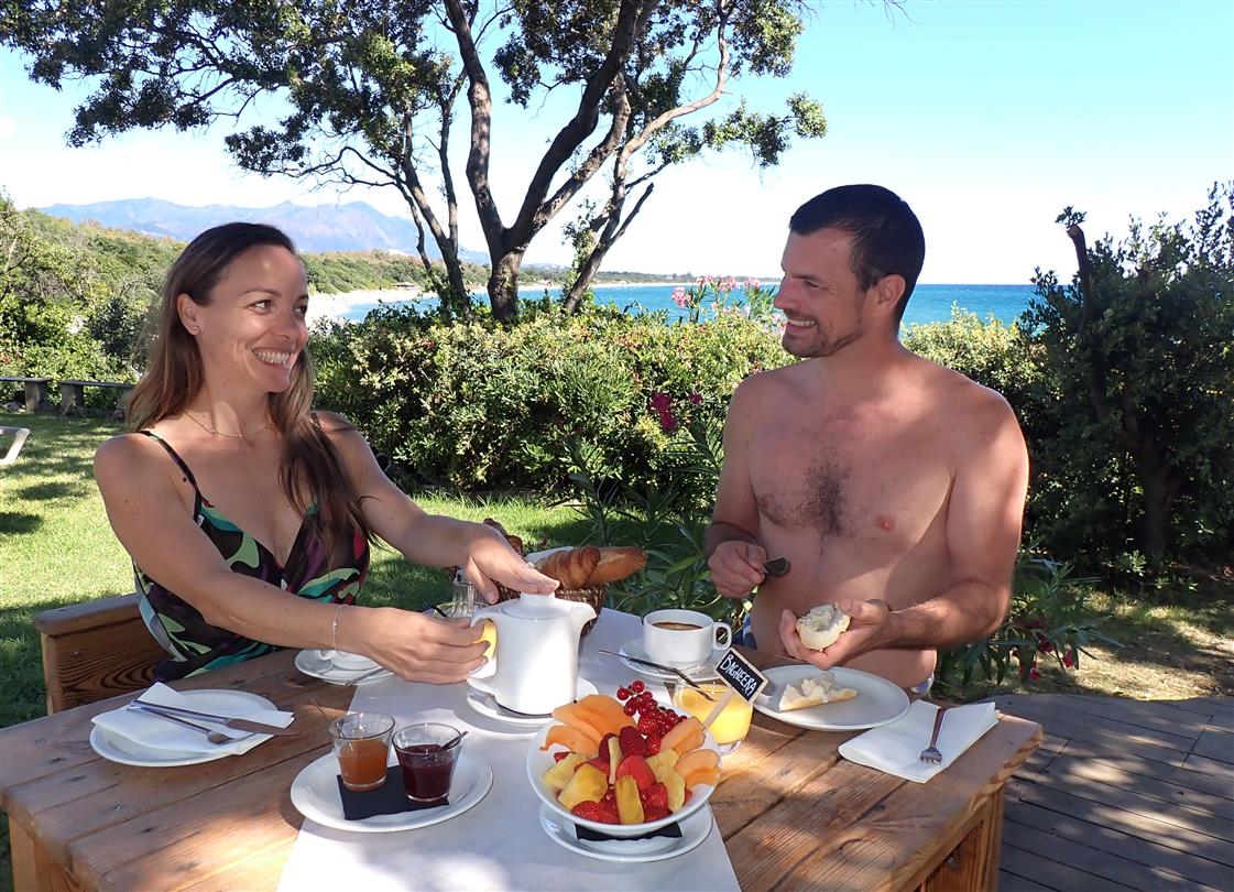 Ricca colazione sulla terrazza del ristorante Bagheera in riva al mare