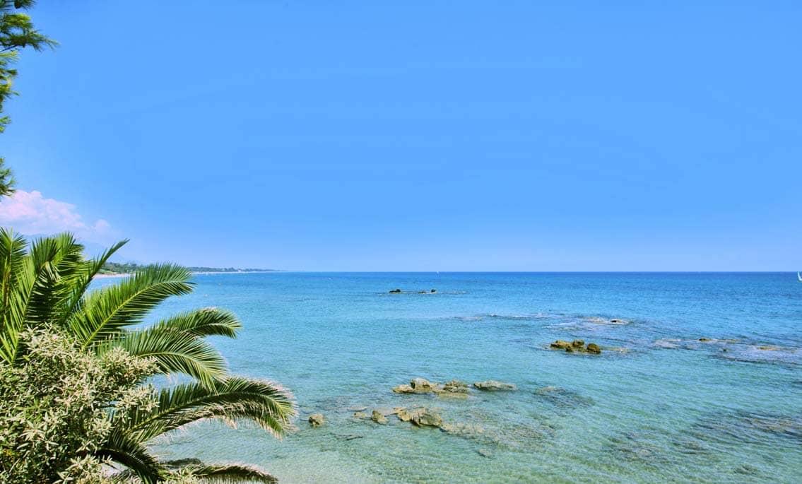 Vacanze in campeggio naturista 4 stelle Corsica, posti campeggio in riva al mare