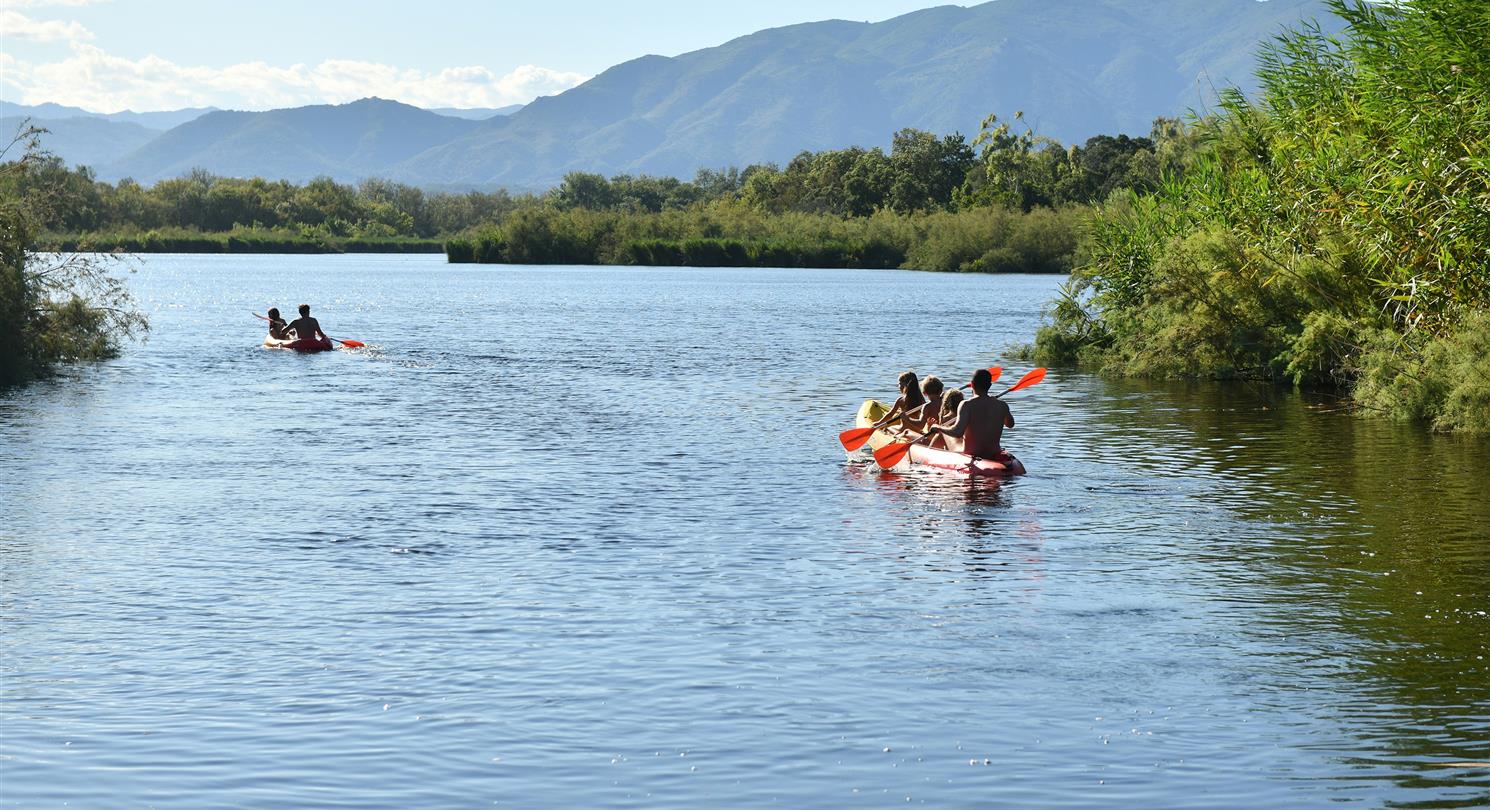 Kayak di mare nel campeggio naturista corso vicino alle spiagge naturiste