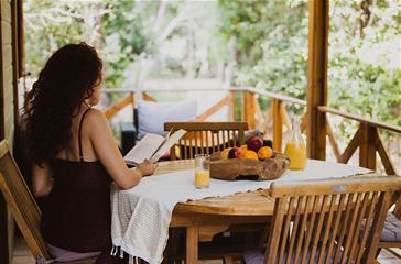  Vacanze in famiglia, terrazza Chalet nel suo campeggio naturista in Corsica