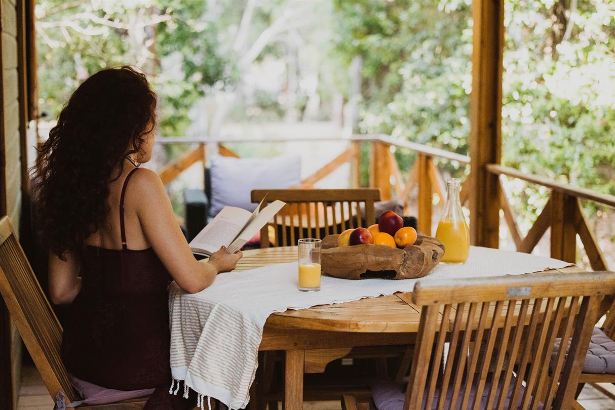  Vacanze in famiglia, terrazza Chalet nel suo campeggio naturista in Corsica